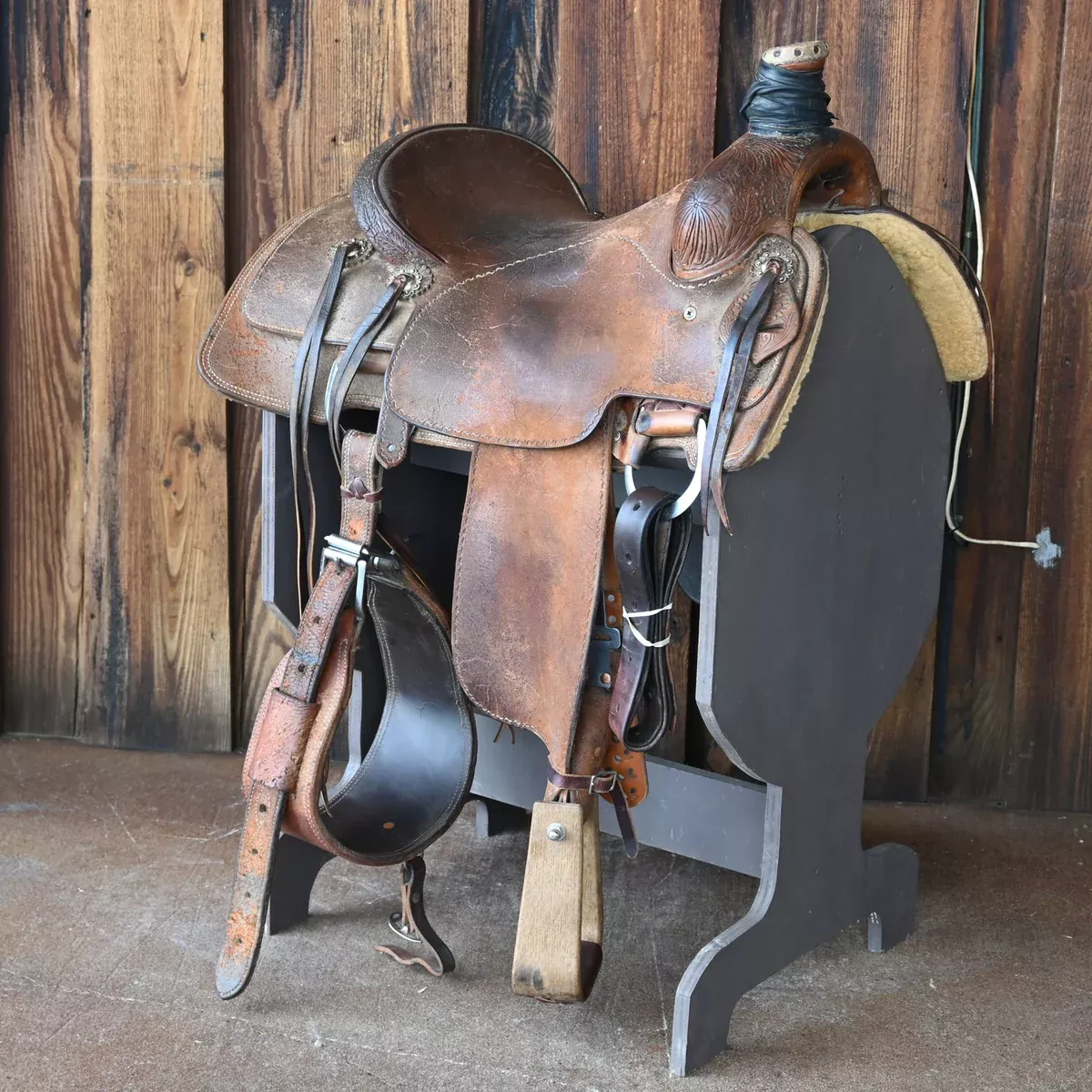 15.5" USED LARRY DUGGAN TEAM ROPING SADDLE